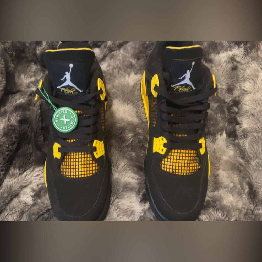 Jordan 4 Retro thunders (2023)